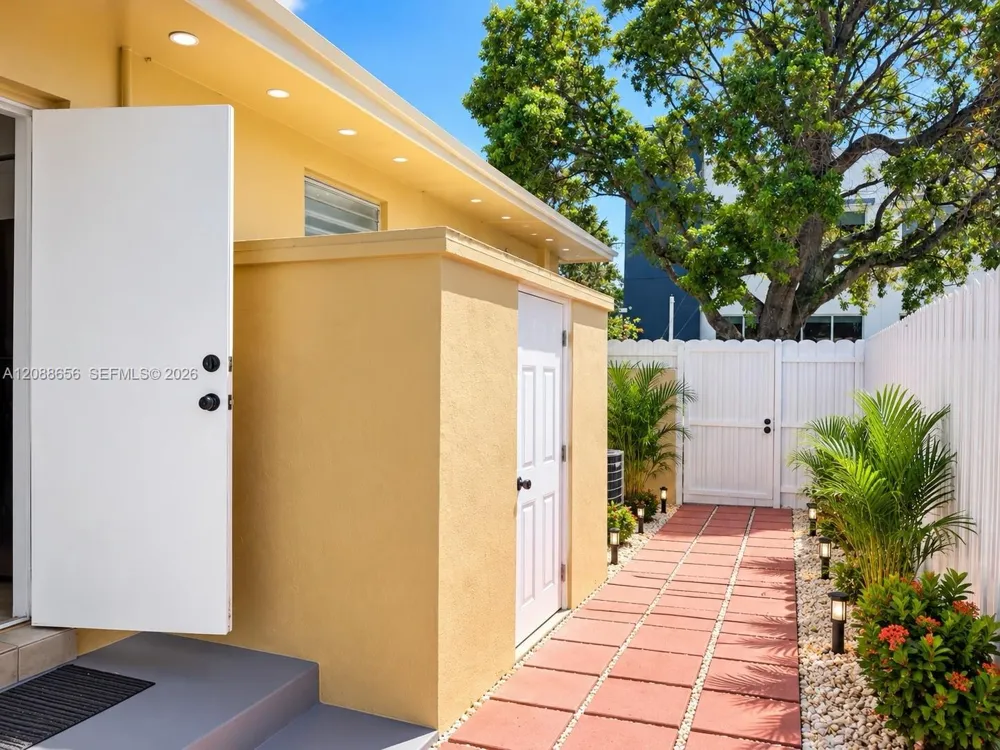 412 SW 10th St Hallandale Beach, FL 33009