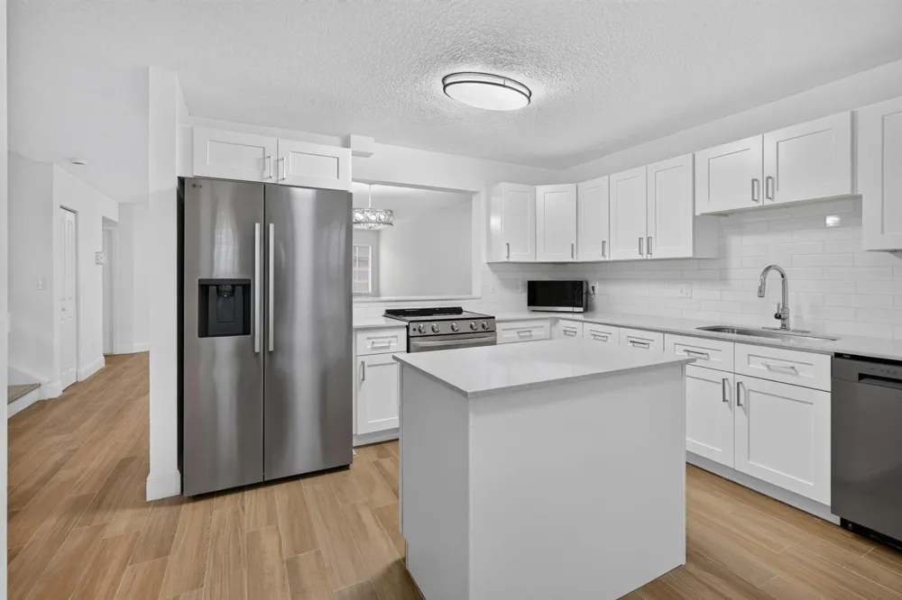 9189 VINEYARD LAKE DRIVE Plantation, FL 33324