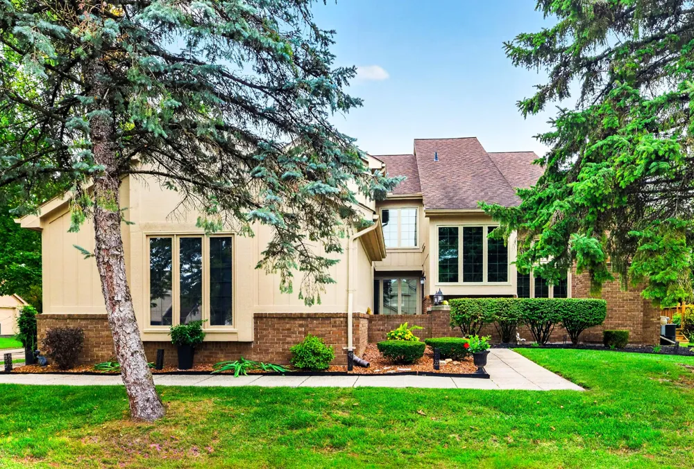 37676 Laurel Park Drive #70 Livonia, MI 48152