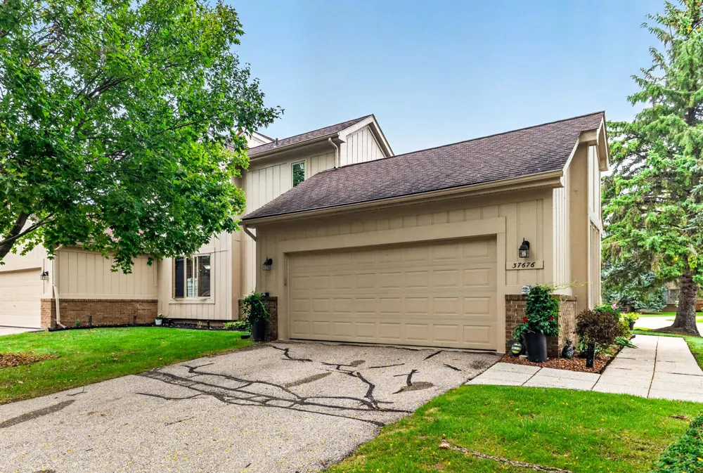 37676 Laurel Park Drive #70 Livonia, MI 48152