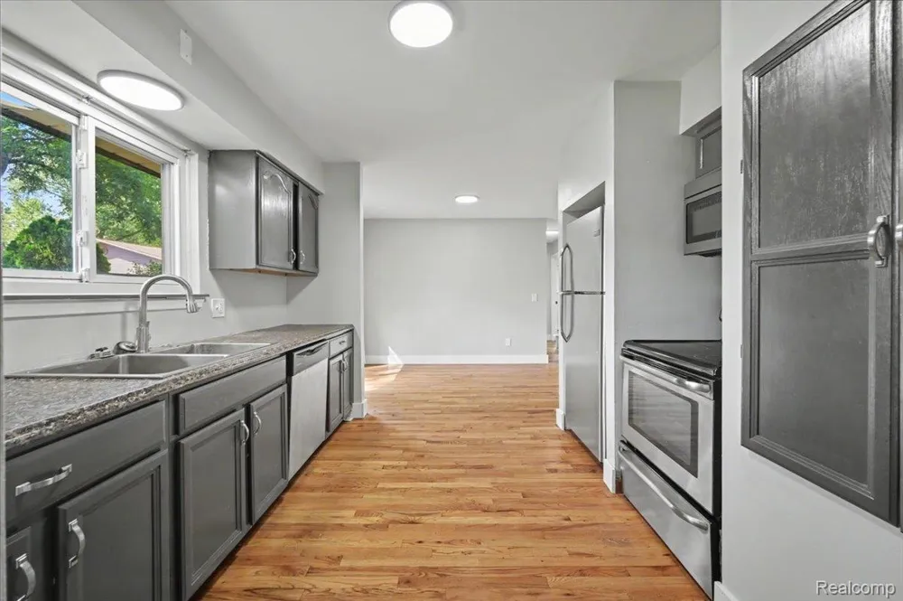 7249 2nd Street West Bloomfield Charter Township, MI 48324