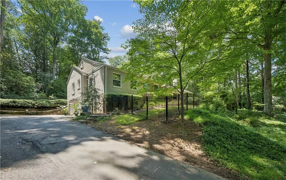 3952 Club Drive NE Atlanta, GA 30319