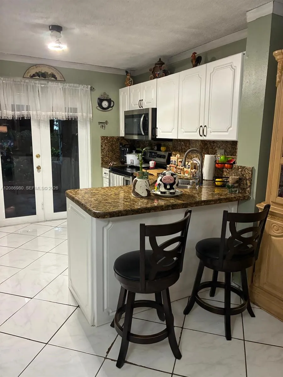 2403 W 76th St #102 Hialeah, FL 33016