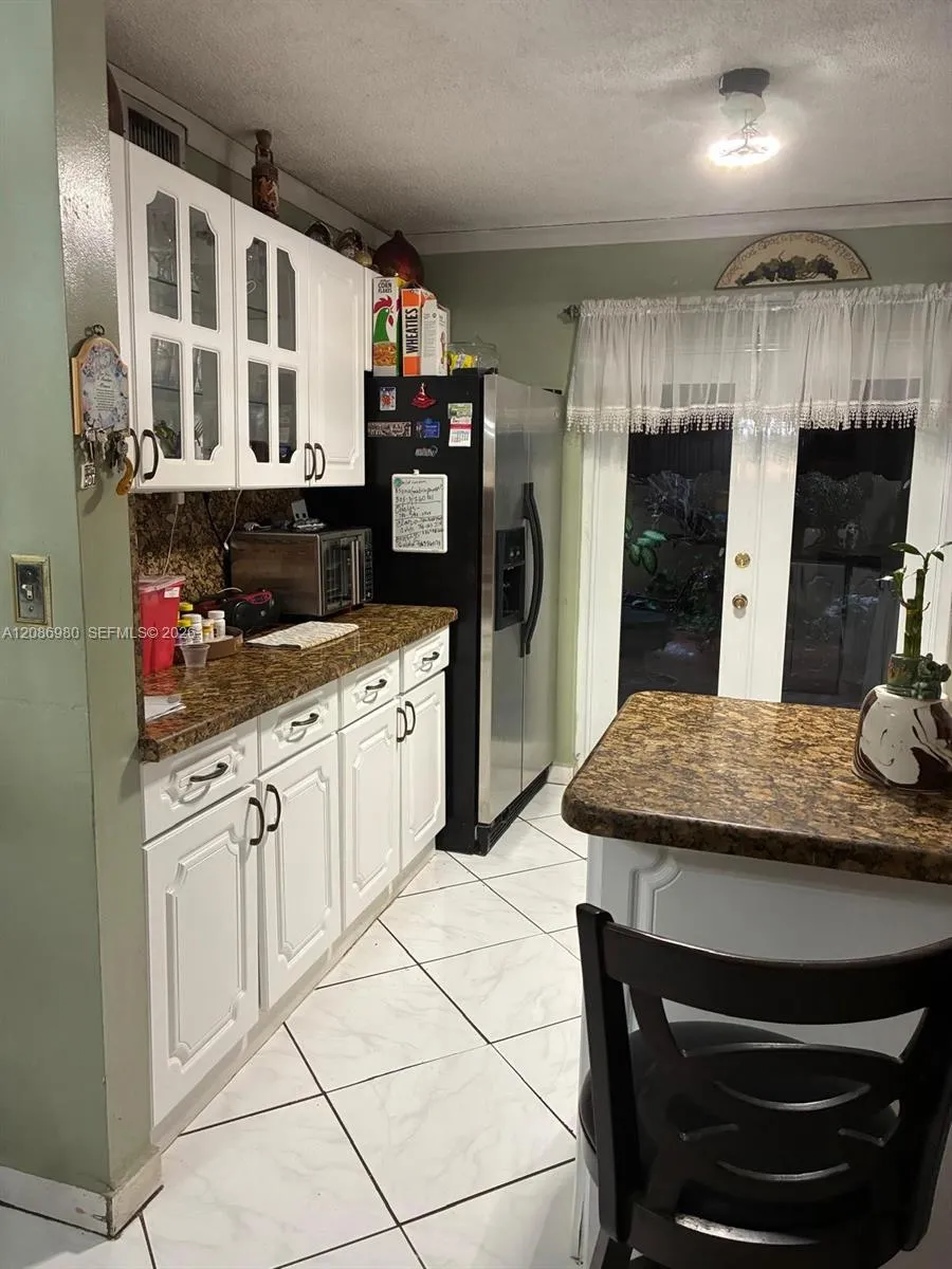 2403 W 76th St #102 Hialeah, FL 33016