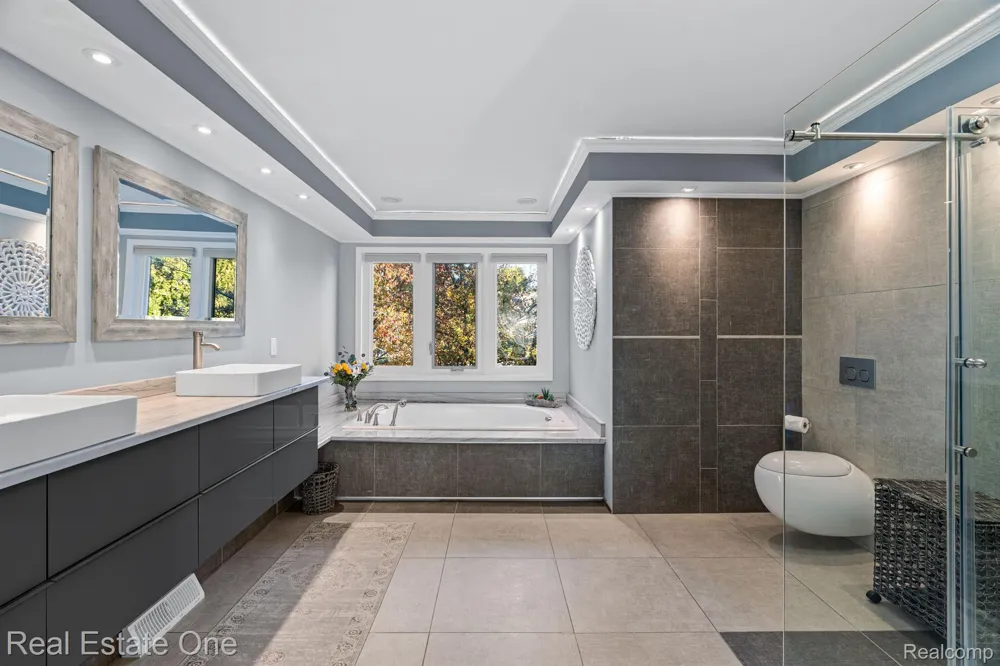 1953 REGENCY HILLS DRIVE Shelby Charter Township, MI 48316