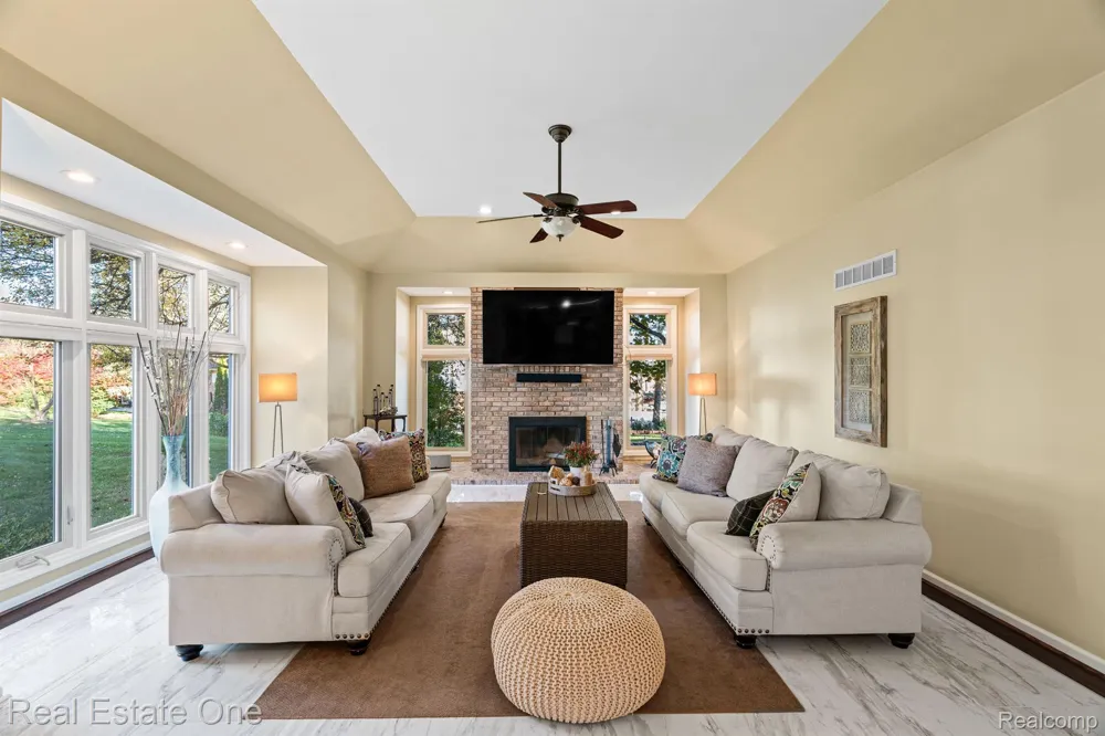 1953 REGENCY HILLS DRIVE Shelby Charter Township, MI 48316