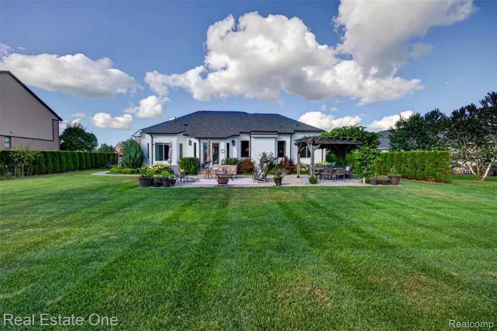 1537 Glass Lake Circle Oxford Charter Township, MI 48371