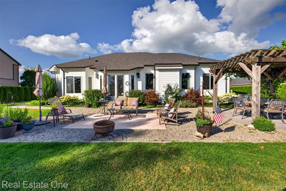 1537 Glass Lake Circle Oxford Charter Township, MI 48371