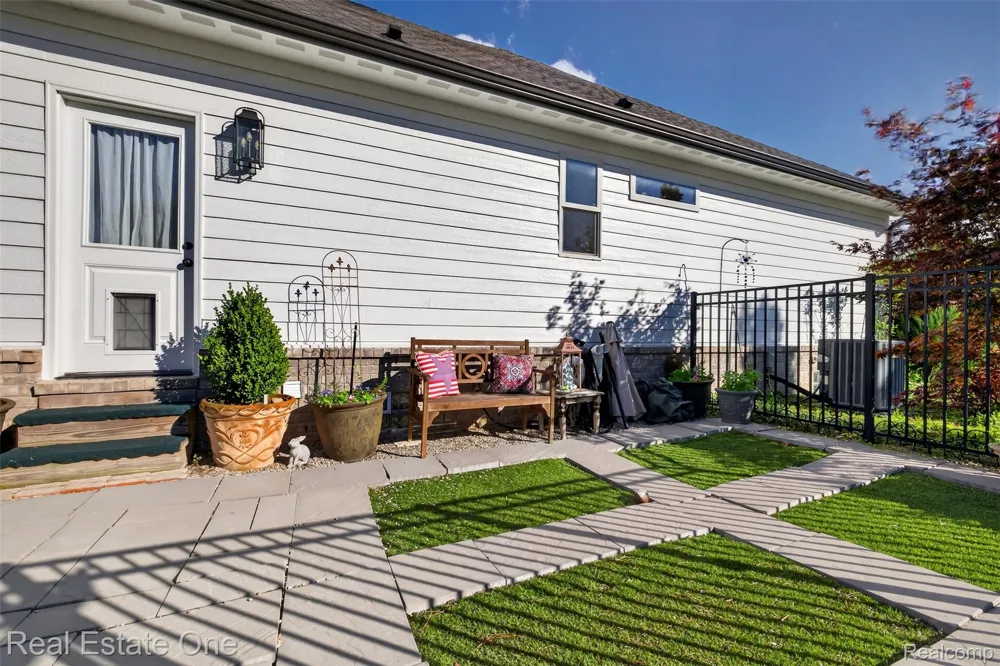 1537 Glass Lake Circle Oxford Charter Township, MI 48371