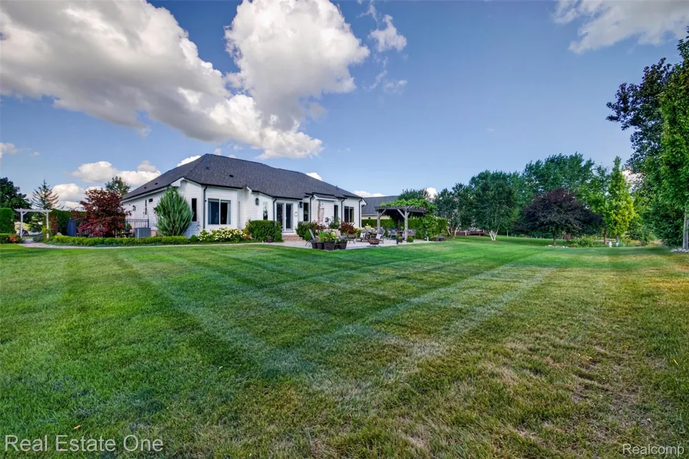 1537 Glass Lake Circle Oxford Charter Township, MI 48371