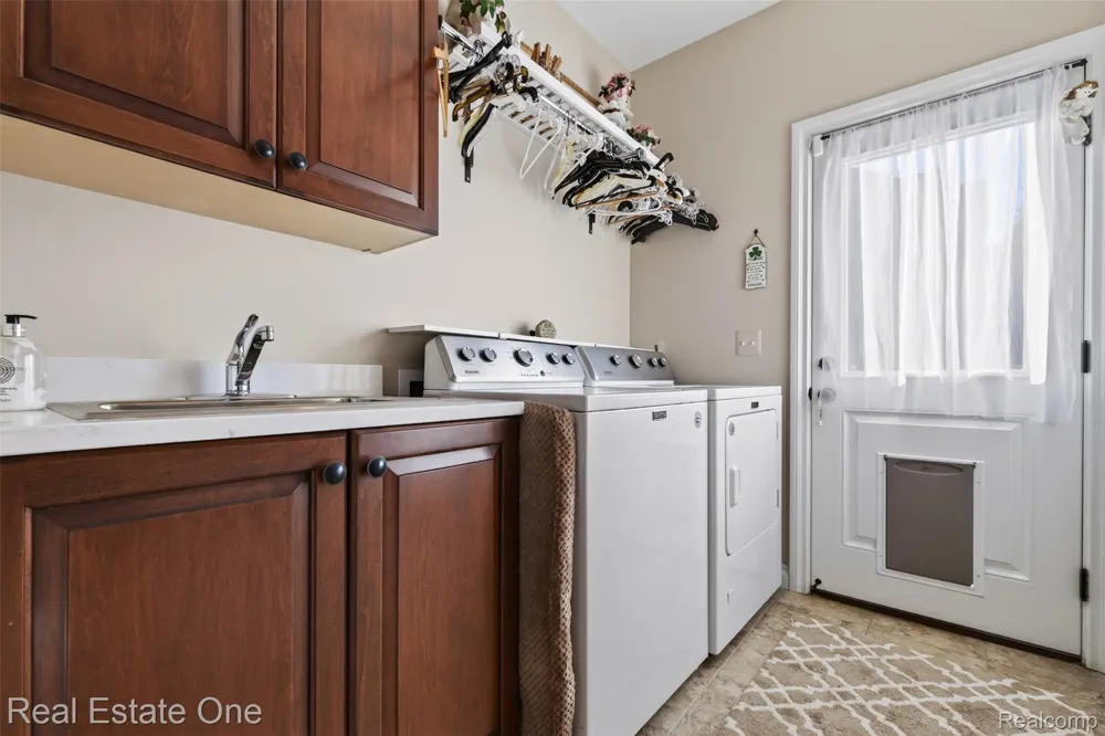 1537 Glass Lake Circle Oxford Charter Township, MI 48371