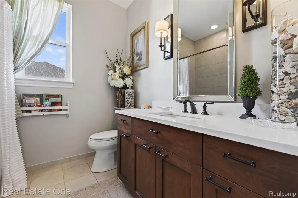 1537 Glass Lake Circle Oxford Charter Township, MI 48371