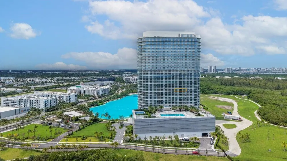 2411 Laguna Cir #1402 Miami, FL 33181