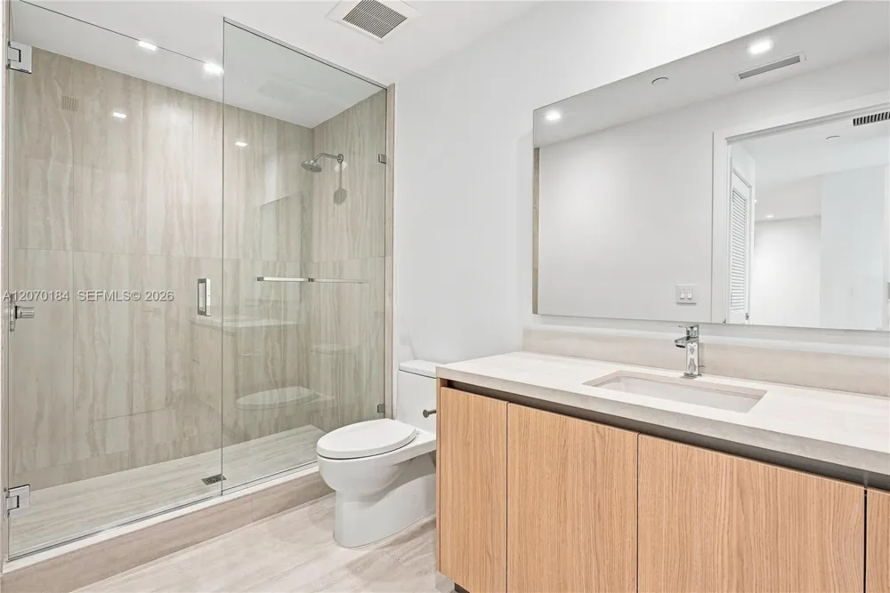 2411 Laguna Cir #1402 Miami, FL 33181