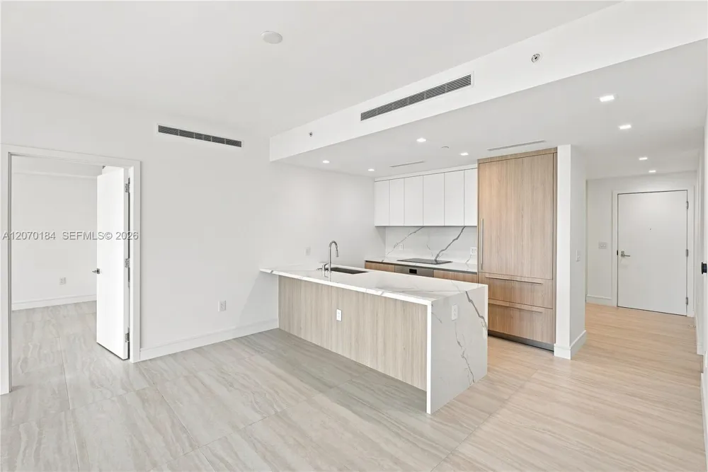 2411 Laguna Cir #1402 Miami, FL 33181