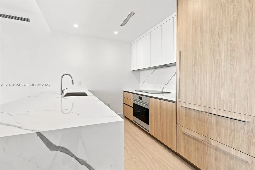 2411 Laguna Cir #1402 Miami, FL 33181