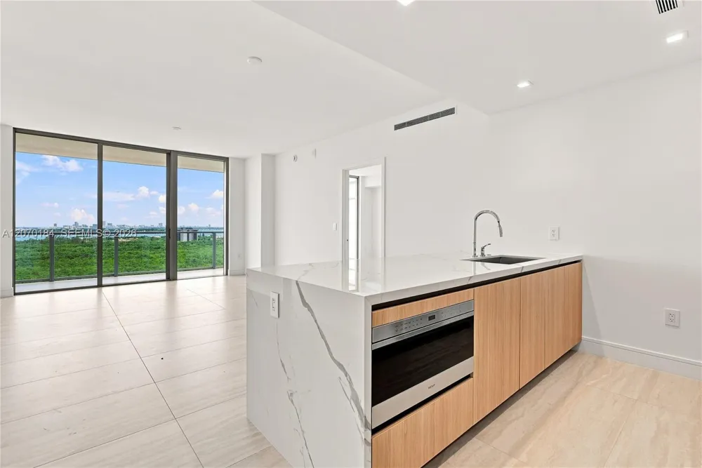 2411 Laguna Cir #1402 Miami, FL 33181