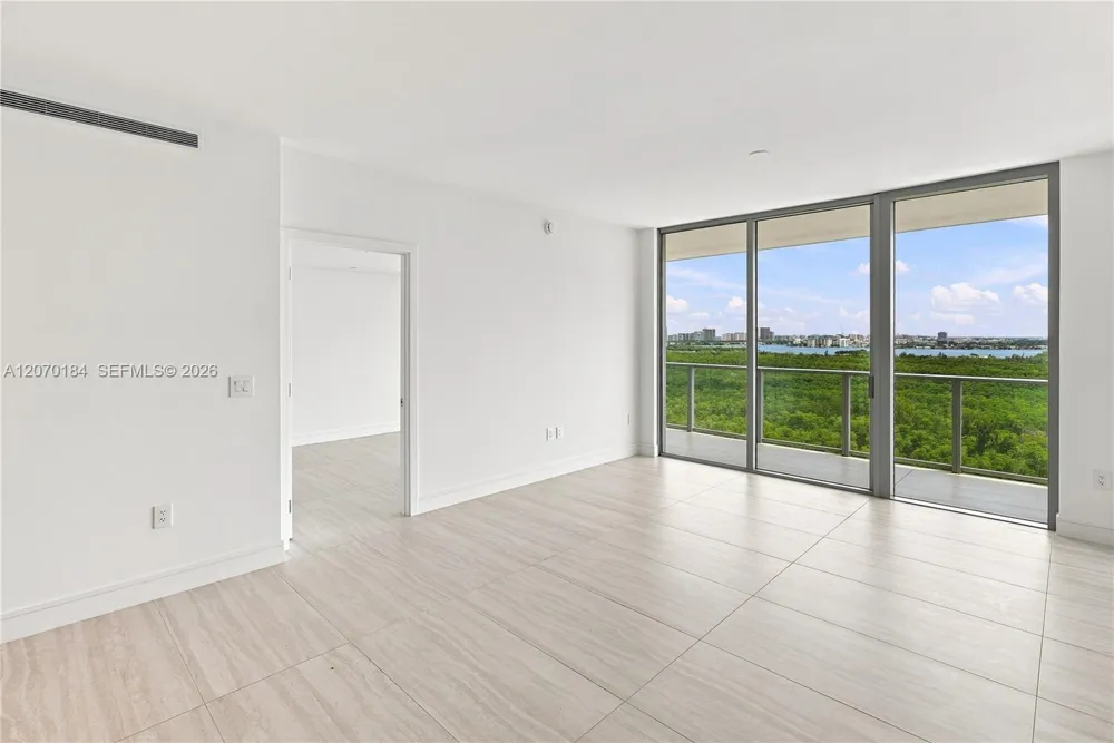 2411 Laguna Cir #1402 Miami, FL 33181