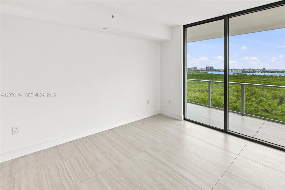2411 Laguna Cir #1402 Miami, FL 33181