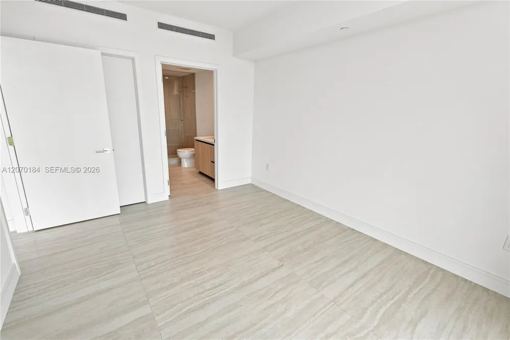 2411 Laguna Cir #1402 Miami, FL 33181