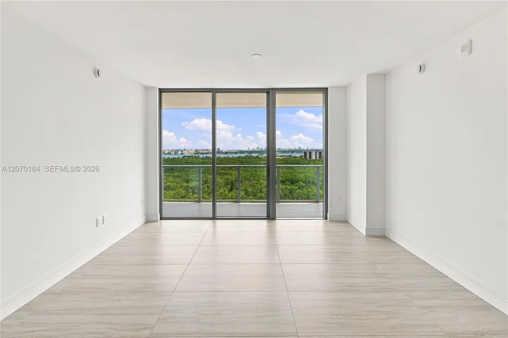 2411 Laguna Cir #1402 Miami, FL 33181