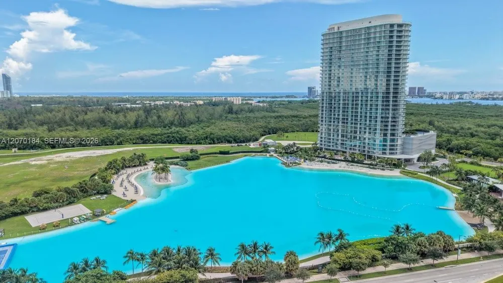 2411 Laguna Cir #1402 Miami, FL 33181