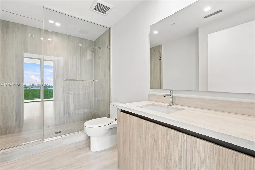 2411 Laguna Cir #1402 Miami, FL 33181