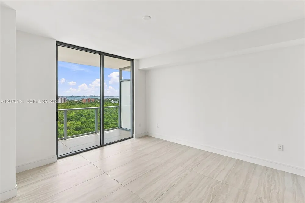 2411 Laguna Cir #1402 Miami, FL 33181