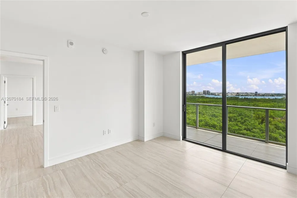 2411 Laguna Cir #1402 Miami, FL 33181