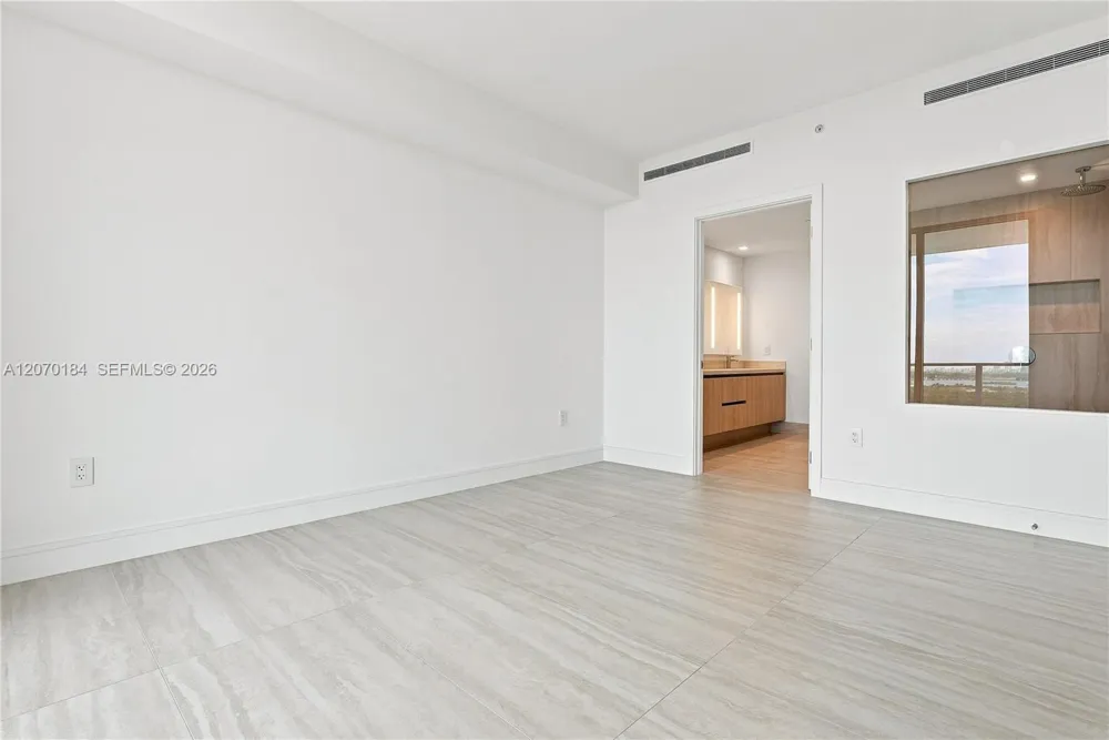 2411 Laguna Cir #1402 Miami, FL 33181