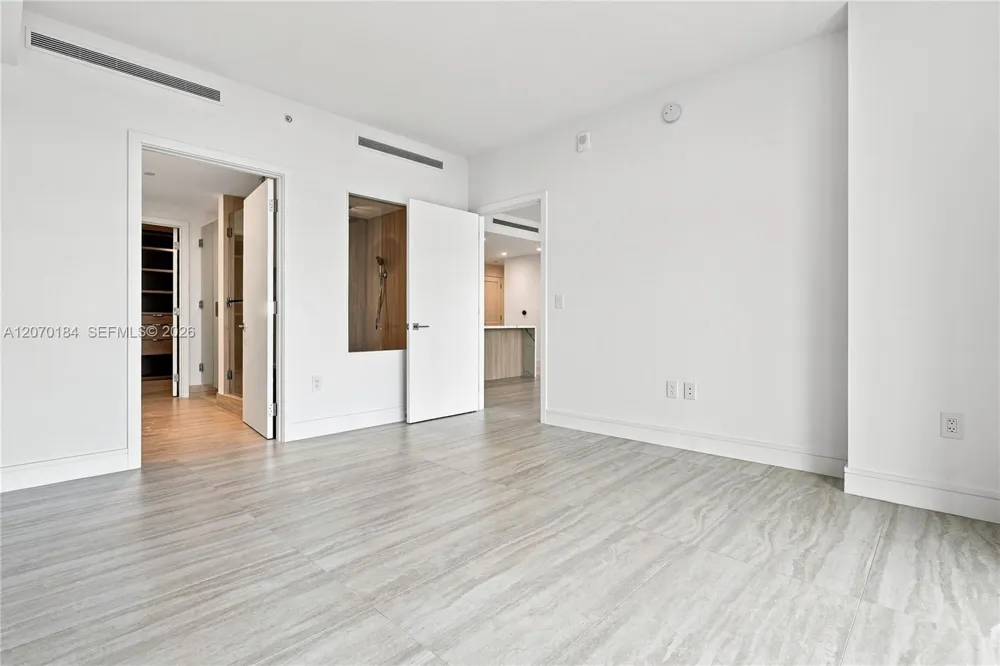 2411 Laguna Cir #1402 Miami, FL 33181