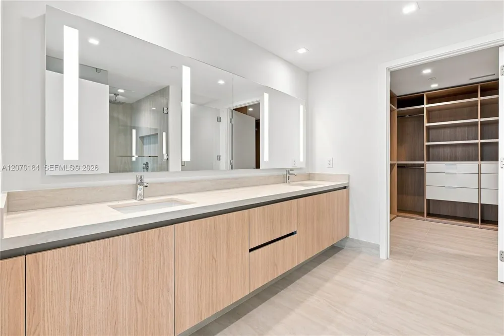 2411 Laguna Cir #1402 Miami, FL 33181