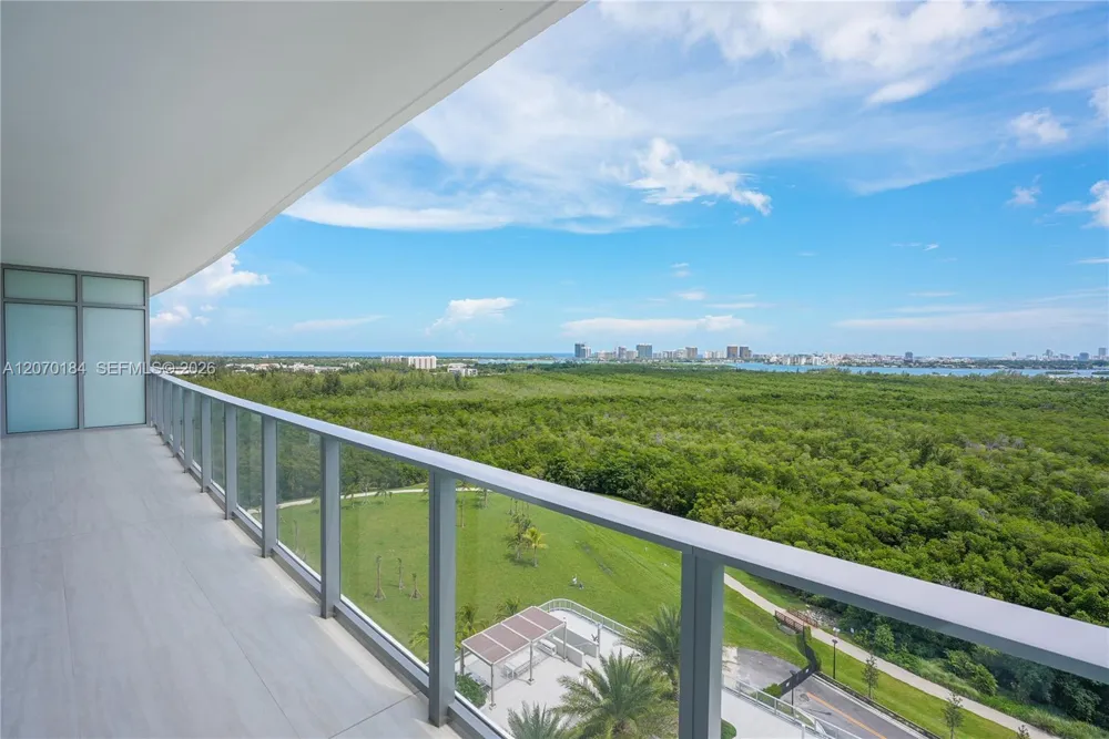 2411 Laguna Cir #1402 Miami, FL 33181