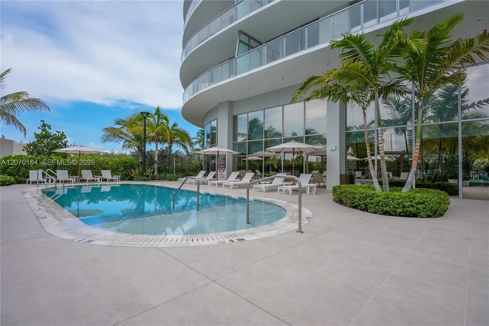 2411 Laguna Cir #1402 Miami, FL 33181