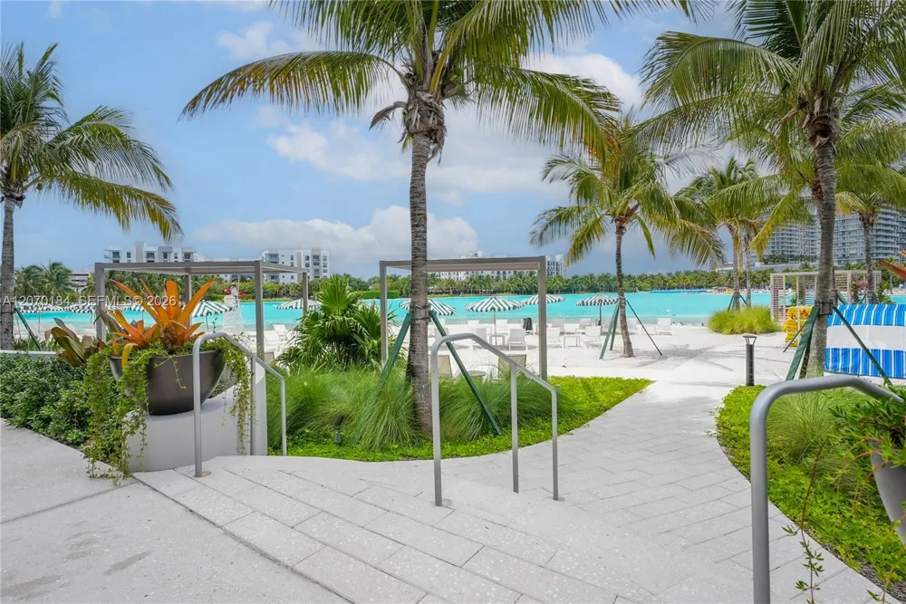 2411 Laguna Cir #1402 Miami, FL 33181