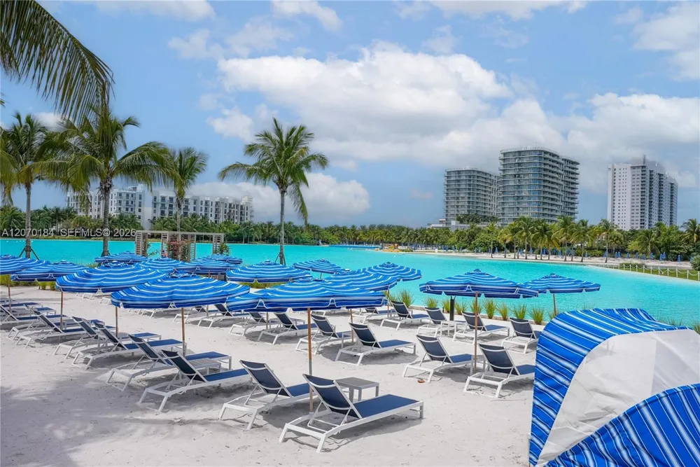 2411 Laguna Cir #1402 Miami, FL 33181