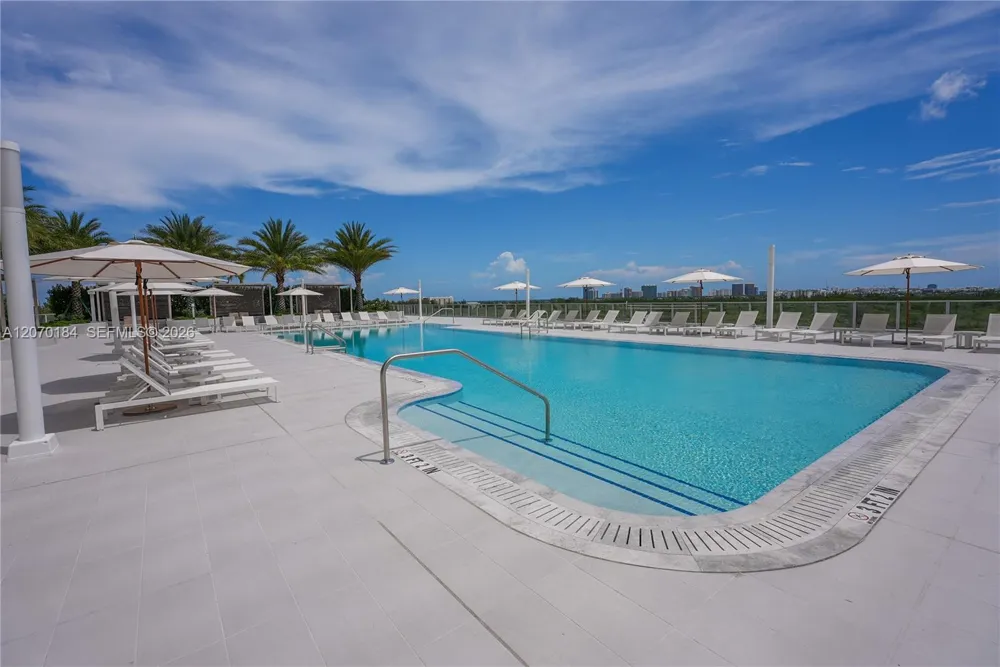 2411 Laguna Cir #1402 Miami, FL 33181