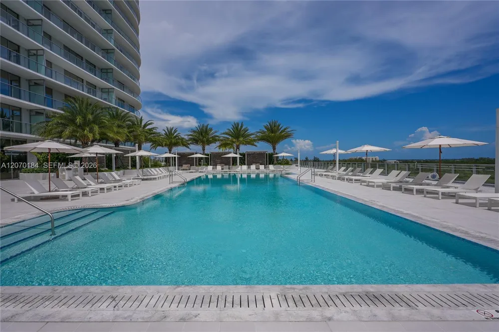 2411 Laguna Cir #1402 Miami, FL 33181