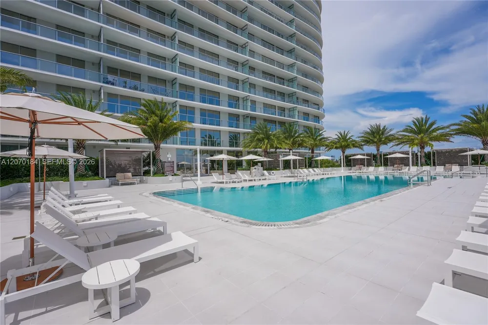 2411 Laguna Cir #1402 Miami, FL 33181