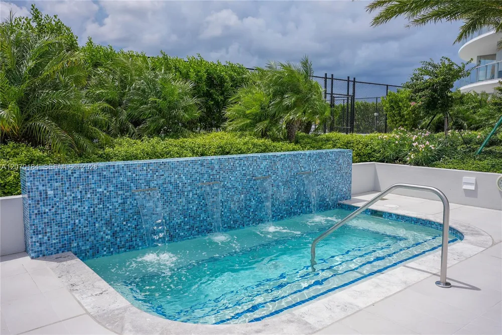 2411 Laguna Cir #1402 Miami, FL 33181