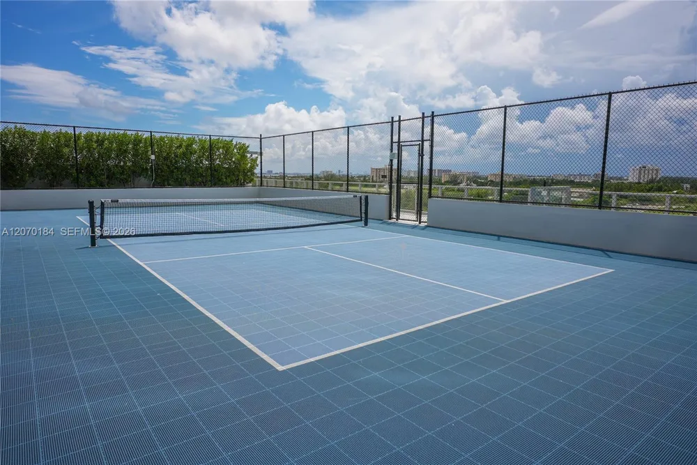 2411 Laguna Cir #1402 Miami, FL 33181