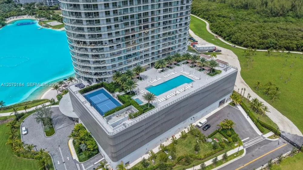 2411 Laguna Cir #1402 Miami, FL 33181