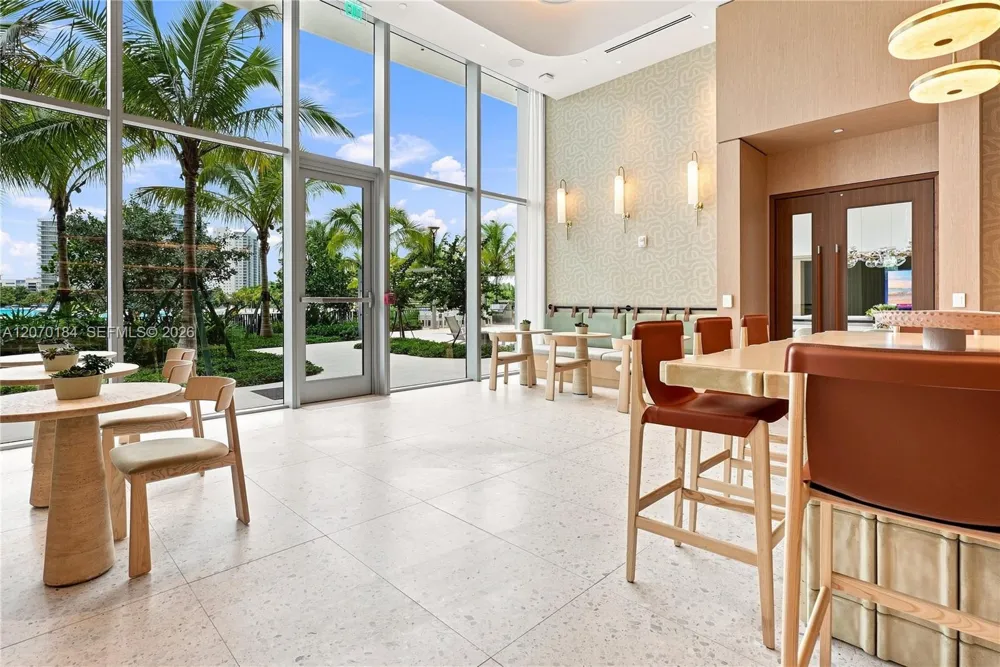 2411 Laguna Cir #1402 Miami, FL 33181