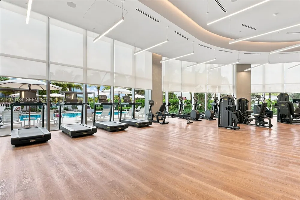 2411 Laguna Cir #1402 Miami, FL 33181