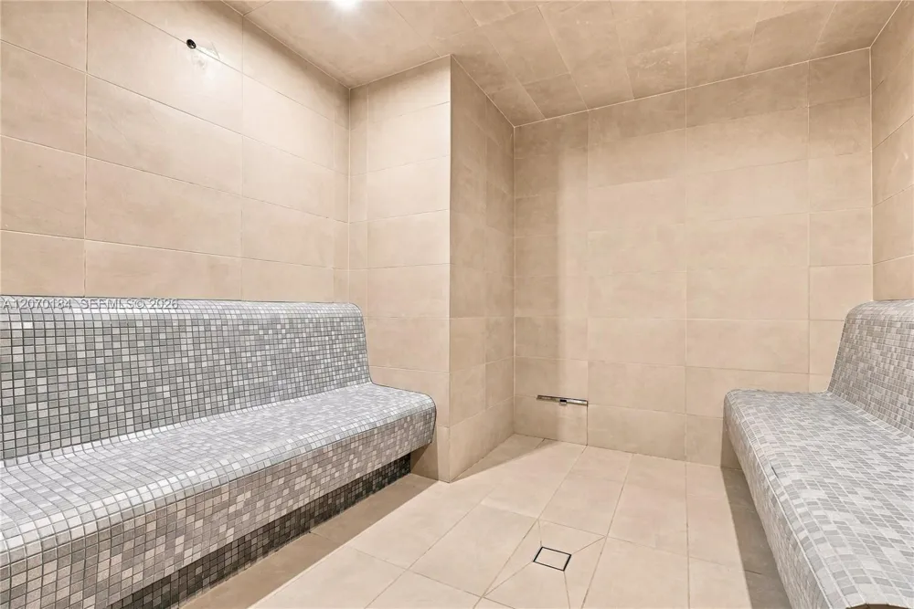 2411 Laguna Cir #1402 Miami, FL 33181