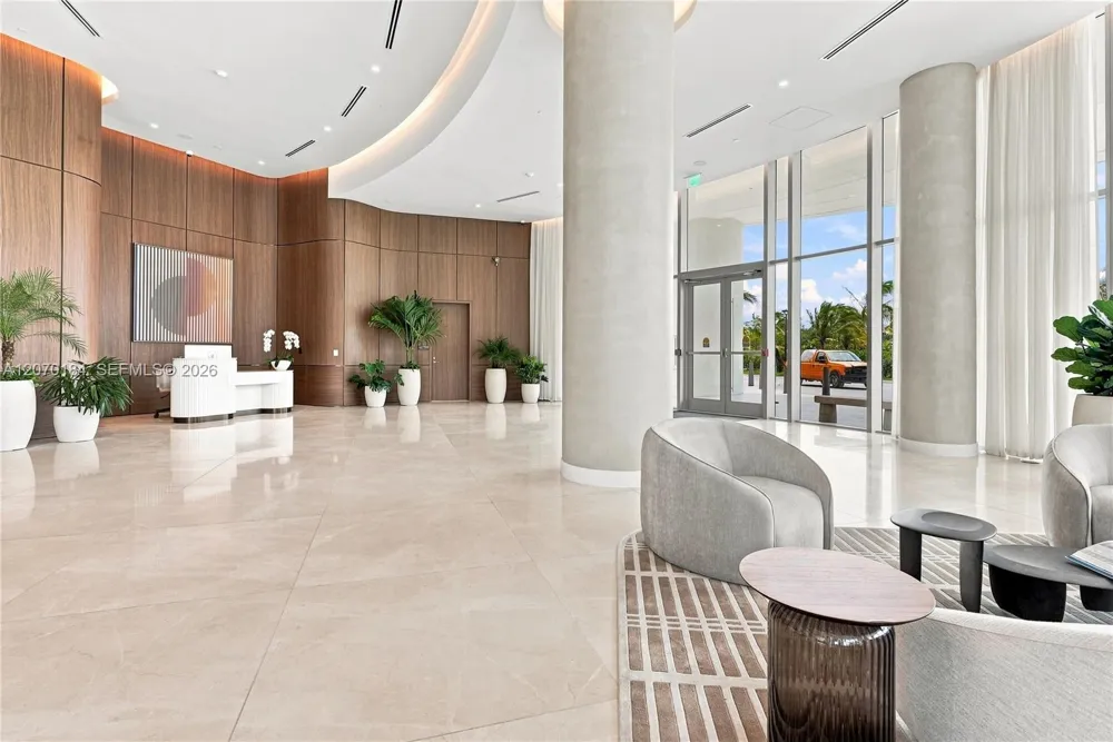 2411 Laguna Cir #1402 Miami, FL 33181