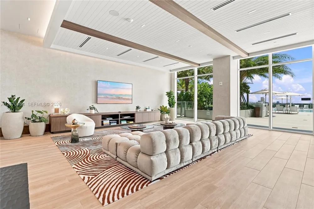 2411 Laguna Cir #1402 Miami, FL 33181