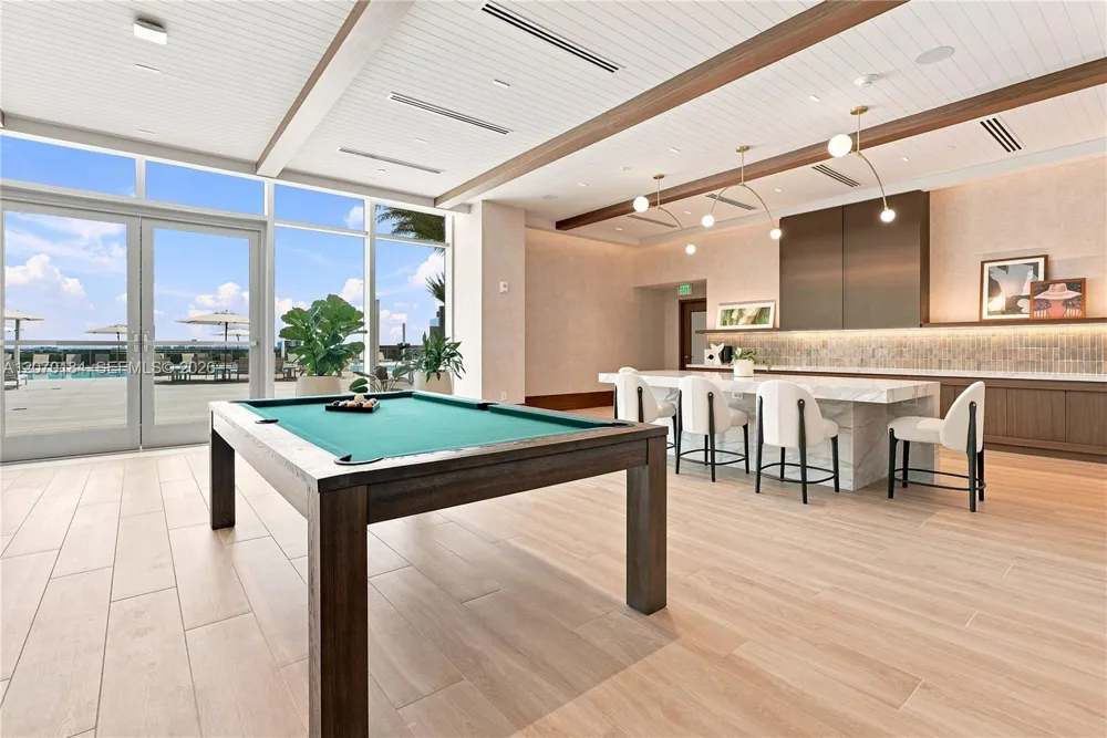 2411 Laguna Cir #1402 Miami, FL 33181