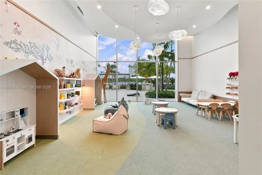2411 Laguna Cir #1402 Miami, FL 33181
