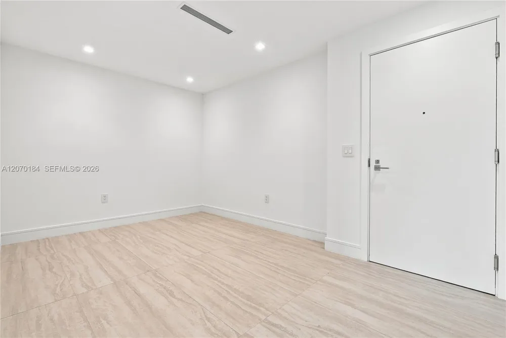 2411 Laguna Cir #1402 Miami, FL 33181